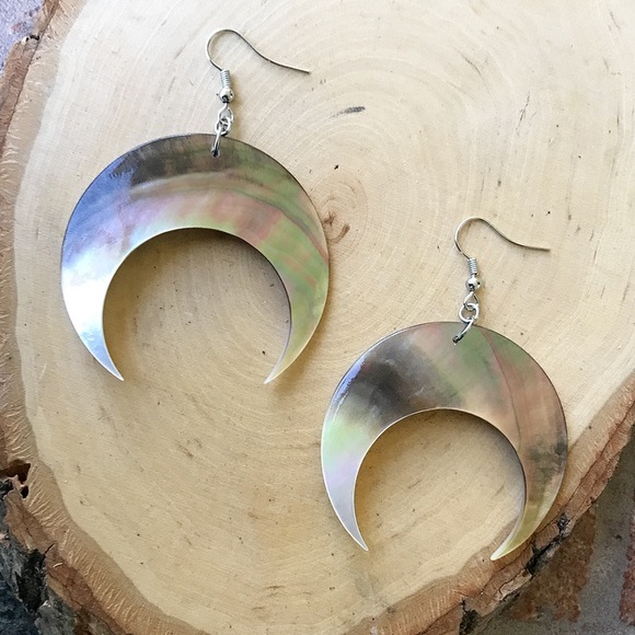Mother of pearl big crescent moon boho earrings - Picture 3 of 8